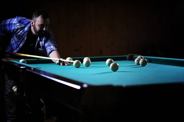 Een man met een baard speelt een grote Biljart. Partij in een 12-voet pool — Stockfoto