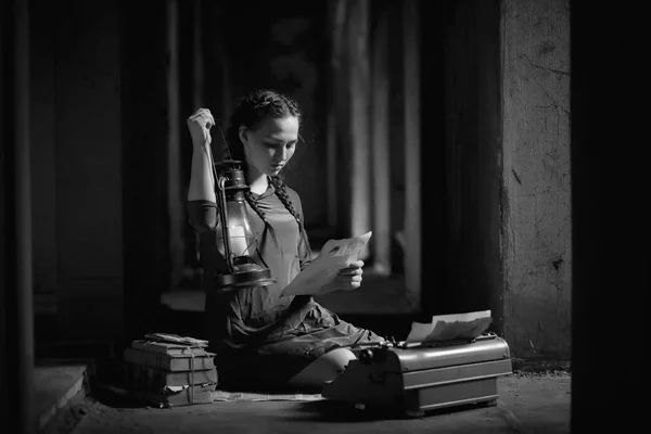 책을 읽고 오래 된 집에 복고풍 소녀 — 스톡 사진