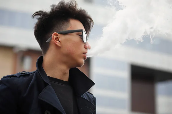 アジアの若者が路上喫煙 — ストック写真