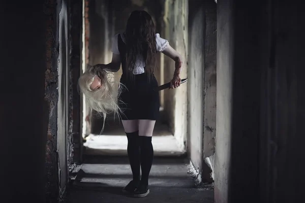Mädchen aus Horrorfilm mit Messer — Stockfoto