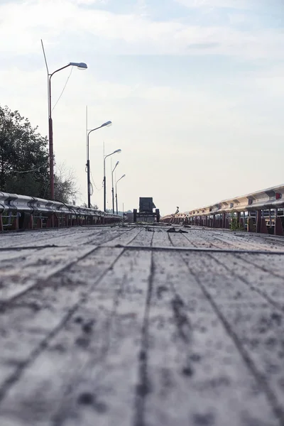 Puente de madera en la orilla del río. Un camino de madera con pilares. Pan. — Foto de Stock