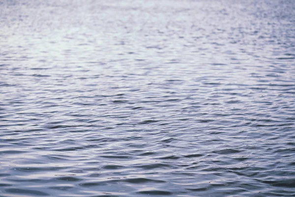 Lago del Paisaje. Textura de agua. El lago está al amanecer. La boca — Foto de Stock