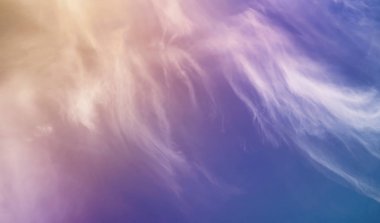 Beyaz bir gökyüzünde bulutlar