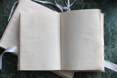 Yeşil Mermer tezgah üzerinde vintage kitap sayfalar açılır