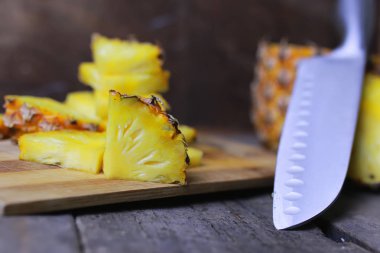 ananas dilimleri bıçak kesmek
