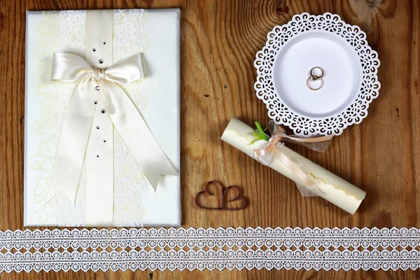 Anillo de boda invitación madera fondo — Foto de Stock