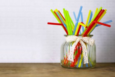 renkli plastik kokteyl ayakta bir cam ürünleri