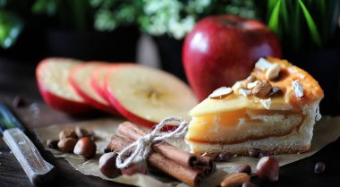 Tarçın ve ahşap bir masa üzerinde elma turtası. Taze pasta zekâ