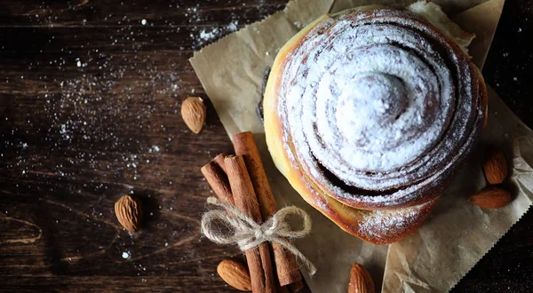 Tarte à la cannelle et pommes sur une table en bois. Pâtisserie fraîche esprit — Photo