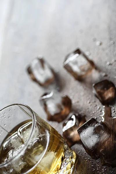 ガラスと木に氷の部分でウイスキー — ストック写真