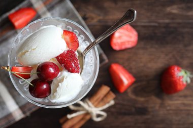 Taze çilek ve vişne ile yoğurt