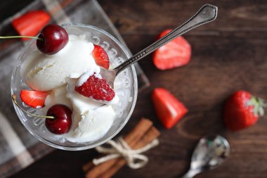 Taze çilek ve vişne ile yoğurt