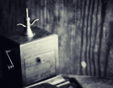 Eski telefon ve retro kitap masanın üzerinde. Geçmişte telefon 