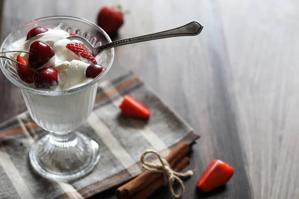 Йогурт со свежей клубникой и вишней — стоковое фото