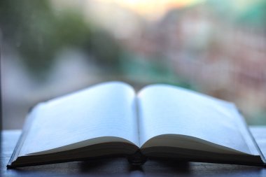 açık bir kitap ve bir tablo