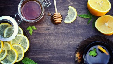 Bal ve limon. Tatlım sopa ve bir woo dilimlenmiş limon dilimleri