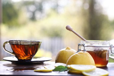 Taze bal ile siyah çay