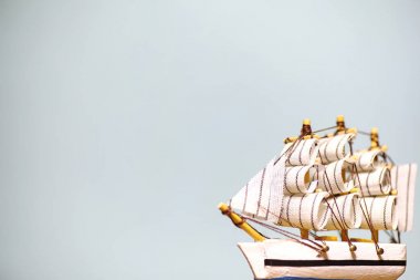 Eski ahşap gemi yelken ve direkleri oyuncak bir stand ile. Vintage ve