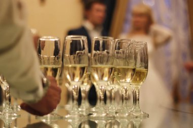 Düğün aksesuarları. Gelin buketi ve şampanya bardağı.