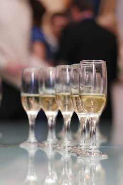 Düğün aksesuarları. Gelin buketi ve şampanya bardağı.