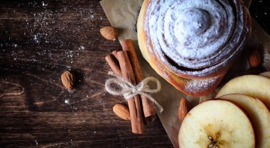 Tarçın ve ahşap bir masa üzerinde elma turtası. Taze pasta zekâ