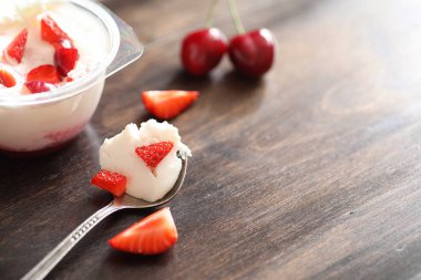 Taze çilek ve vişne ile yoğurt