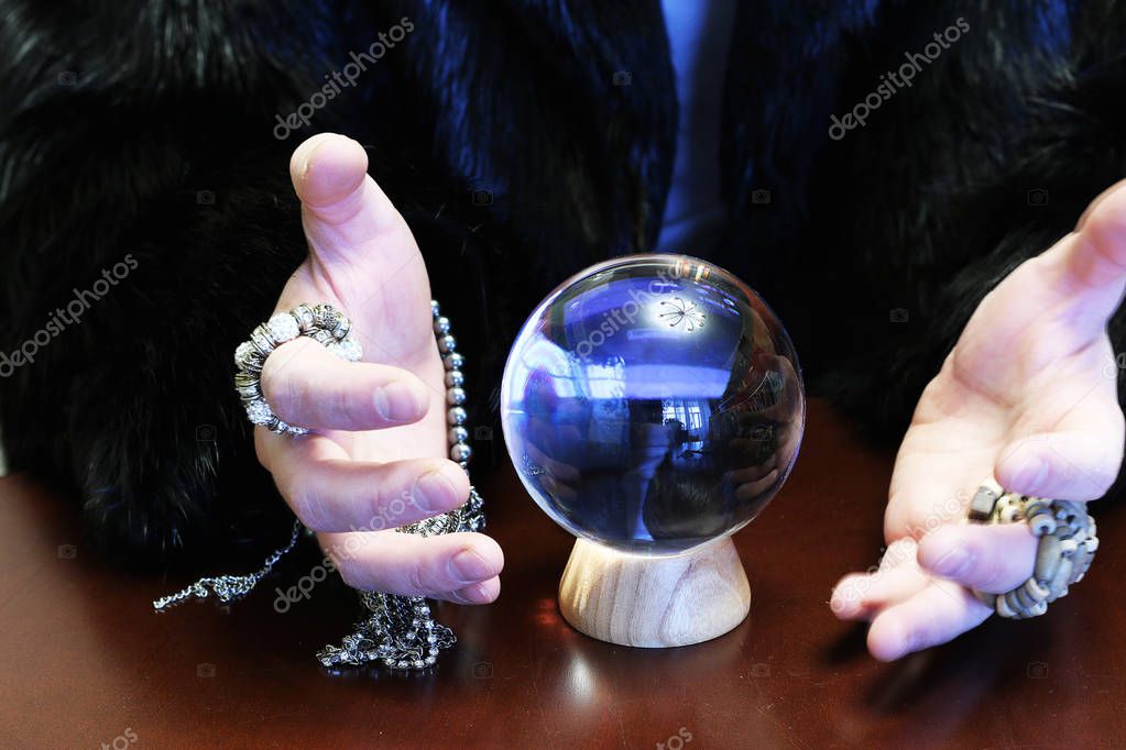 Divinazione con la sfera di cristallo — Foto Stock © alexkich #187590084