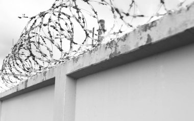 Çit dikenli tel ile beton duvar