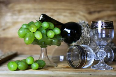 şarap şişesi kitap ve cam üzüm 