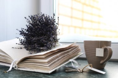 Vintage defter üzerinde yeşil mermer pencere boş pa ile açıldı