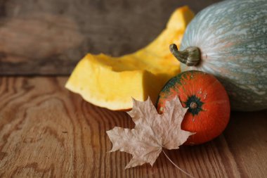 Kabak hasat masanın üstüne kesmek.