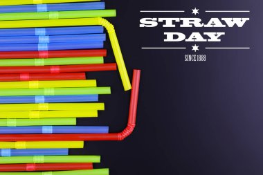 kokteyl tüpler üzerinde siyah bir arka plan ile saman gün yalan.