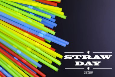 kokteyl tüpler üzerinde siyah bir arka plan ile saman gün yalan.