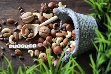 ahşap bir masa üzerinde lezzetli fındık