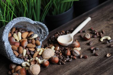 ahşap bir masa üzerinde lezzetli fındık