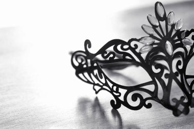 Karnaval maskesi masanın üzerinde. Kamuflaj bir Tarih Konu 