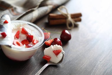 Taze çilek ve vişne ile yoğurt