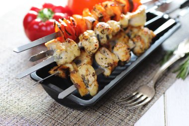 Pişmiş sebze ile metal şiş üzerinde kebap