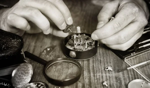 Reloj de fotos blanco y negro reparación —  Fotos de Stock