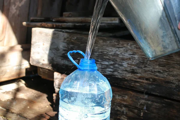 Attingere acqua dal pozzo — Foto Stock