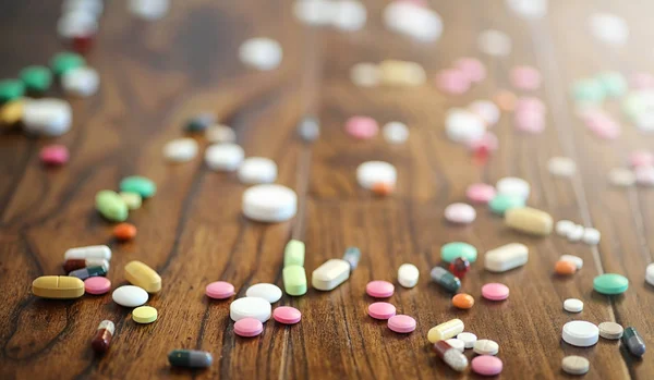 Ναρκωτικά και κέρματα σε ένα γυάλινο βάζο σε ένα ξύλινο πάτωμα. Τσέπη εξοικονόμηση — Φωτογραφία Αρχείου