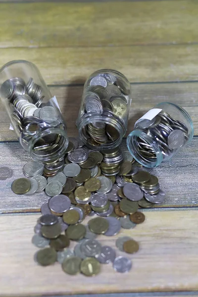Nahromaděné mince naskládané ve sklenicích — Stock fotografie