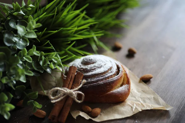 Délicieuse pâtisserie à la cannelle et aux fruits — Photo