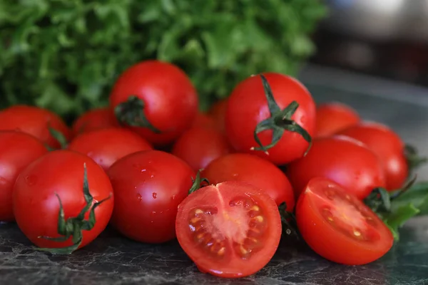 Свежие яркие и сочные помидоры на кухне — стоковое фото