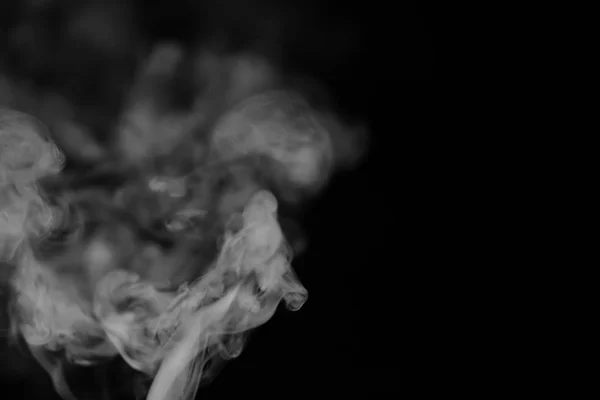 Vit rök på en svart bakgrund. Konsistens av rök. Klubbar i wh — Stockfoto