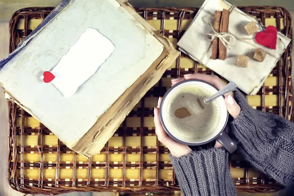 Woman drinking coffee and looking at the card Valentines Day — Stock Photo, Image