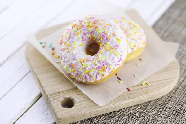 Donut auf weißem Hintergrund — Stockfoto