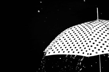 yağmur damla şemsiye izole