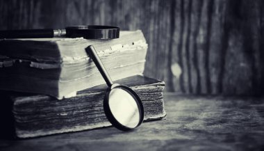 Bir eski retro kitap masada. Geçmişte bir ansiklopedi bir