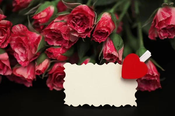 Bouquet di rose rosse su sfondo nero opaco — Foto Stock